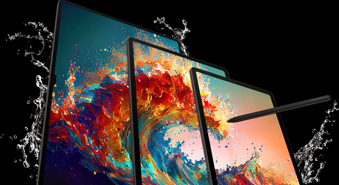 Os Galaxy Tab S9, S9+ e S9 Ultra estão alinhados em modo Retrato, uns a seguir aos outros sobrepondo-se uns aos outros com um pano de fundo com uma onda colorida em todos os ecrãs. Salpicos de água rodeiam os três dispositivos e uma S Pen aponta para o ecrã do Galaxy Tab S9.