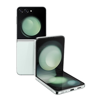 Dois celulares Galaxy Z Flip5 em Menta, um desdobrado e visto de trás e outro em Flex Mode e visto do  Ecrã principal.