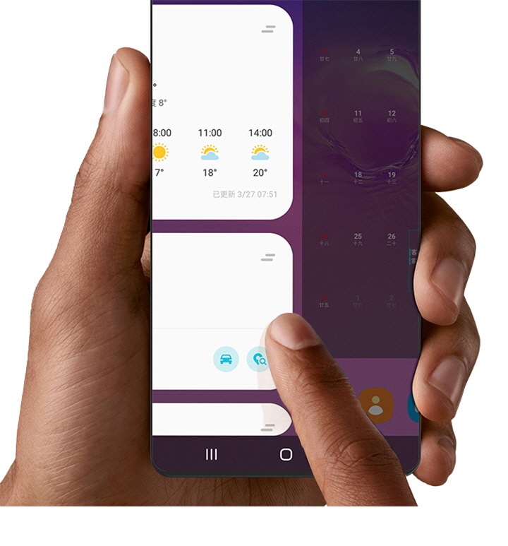 手握智能手机、从主屏幕向右滑动到 Bixby 主页视图的图片。