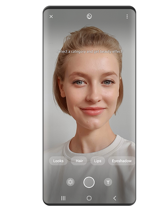 Se muestra una mujer antes de usar el efecto de belleza con la función AR de Bixby Visión.