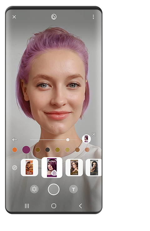 Se muestra una mujer usando efectos de tintura violeta para el cabello y varias miniaturas de productos para teñirse en la imagen con la función AR de Bixby Visión.