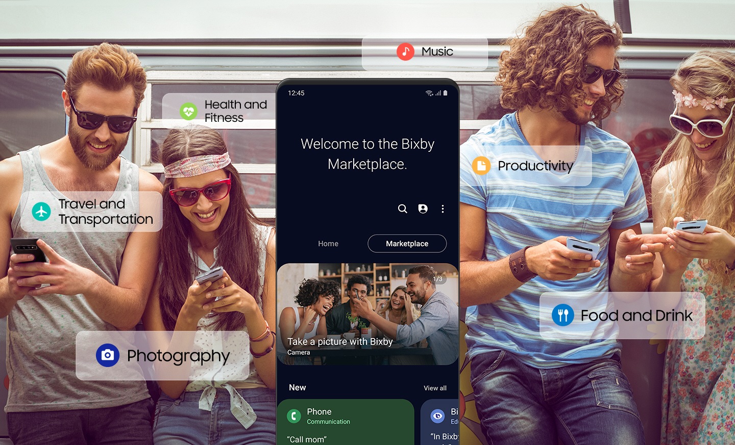 네 명의 남녀가 Galaxy S10으로 Music, Health and Fitness, Travel and Transportation, Photography, Productivity, and Food and Drink와 같은 다양한 빅스비 캡슐을 이용하고 있는 모습과 빅스비 마켓플레이스가 실행된 화면입니다.