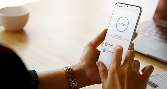사무실에서 Galaxy S20 Ultra을 왼손에 들고 메모리 정리를 하고 있는 여성의 이미지