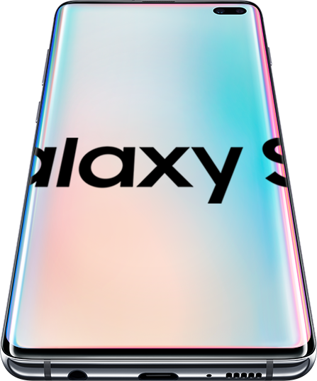 Einige schwarze Galaxy S10 plus Smartphones sind von schräg oben betrachtet und flach auf einer Oberfläche liegend zu sehen. Nur das Galaxy S10 plus in der Mitte hebt sich durch einen prismatischen Verlauf auf dem Display ab.