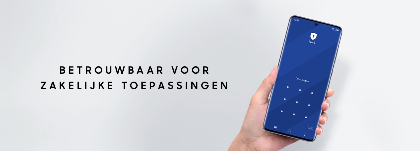 Een hand houdt de Galaxy S20 Ultra vast met de interface van Patroon op het scherm en daarbij de tekst ''Trusted for business''