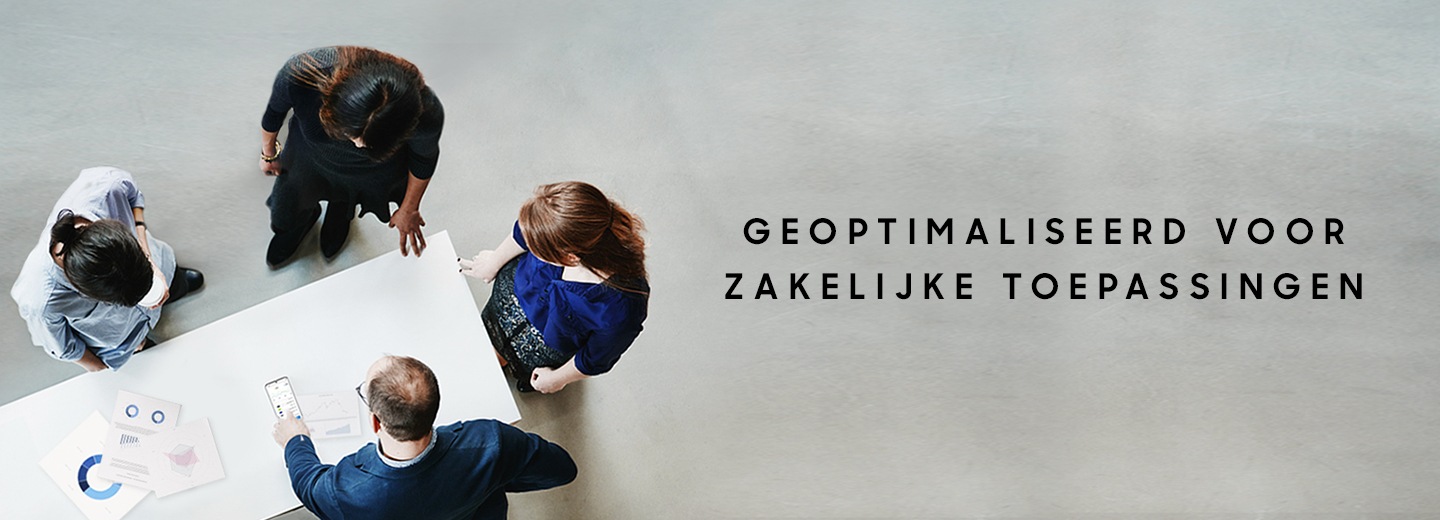 Vier mensen staan om een tafel waar documenten met grafieken op liggen. Eén man wijst naar het scherm van de Galaxy S20 Ultra en de tekst ''Optimized for Business'' is zichtbaar