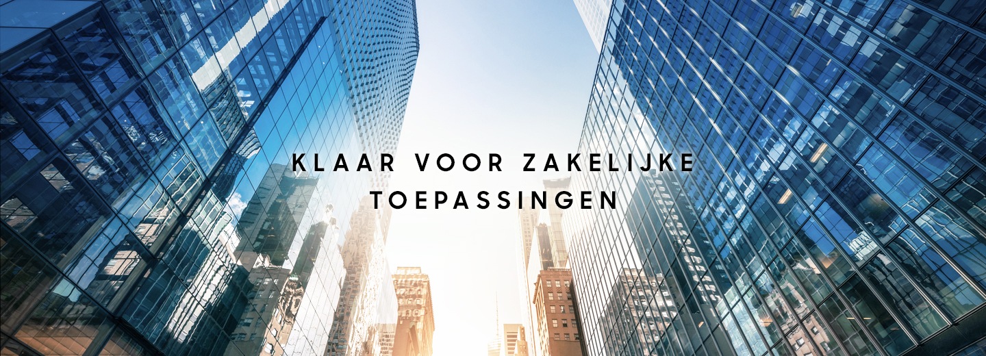 Een naar de lucht gerichte foto tussen meerdere glazen wolkenkrabbers met daaroverheen de tekst ''Ready for business''