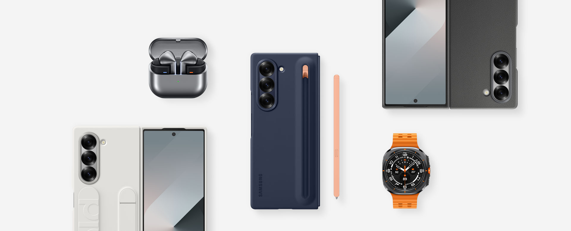 Accessoires voor de Galaxy Z Fold6: de Galaxy Buds3 Pro in Silver, de S Pen Case in Navy met een S Pen in Pink, de Kindsuit Case in Gray, de Galaxy Watch Ultra in Titanium Gray en de Silicone Case in White.