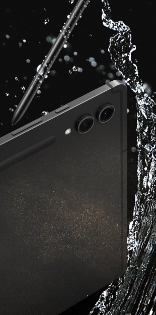 Um dispositivo da série Galaxy Tab S9 Grafite aparece do lado esquerdo e uma S Pen desce da parte superior. Água e poeira respingam neles para destacar sua resistência.