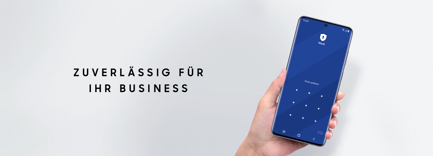 Eine Hand hält das Galaxy S20 Ultra 5G mit einem Muster auf dem Display, das den Text "Trusted for Business" zeigt.