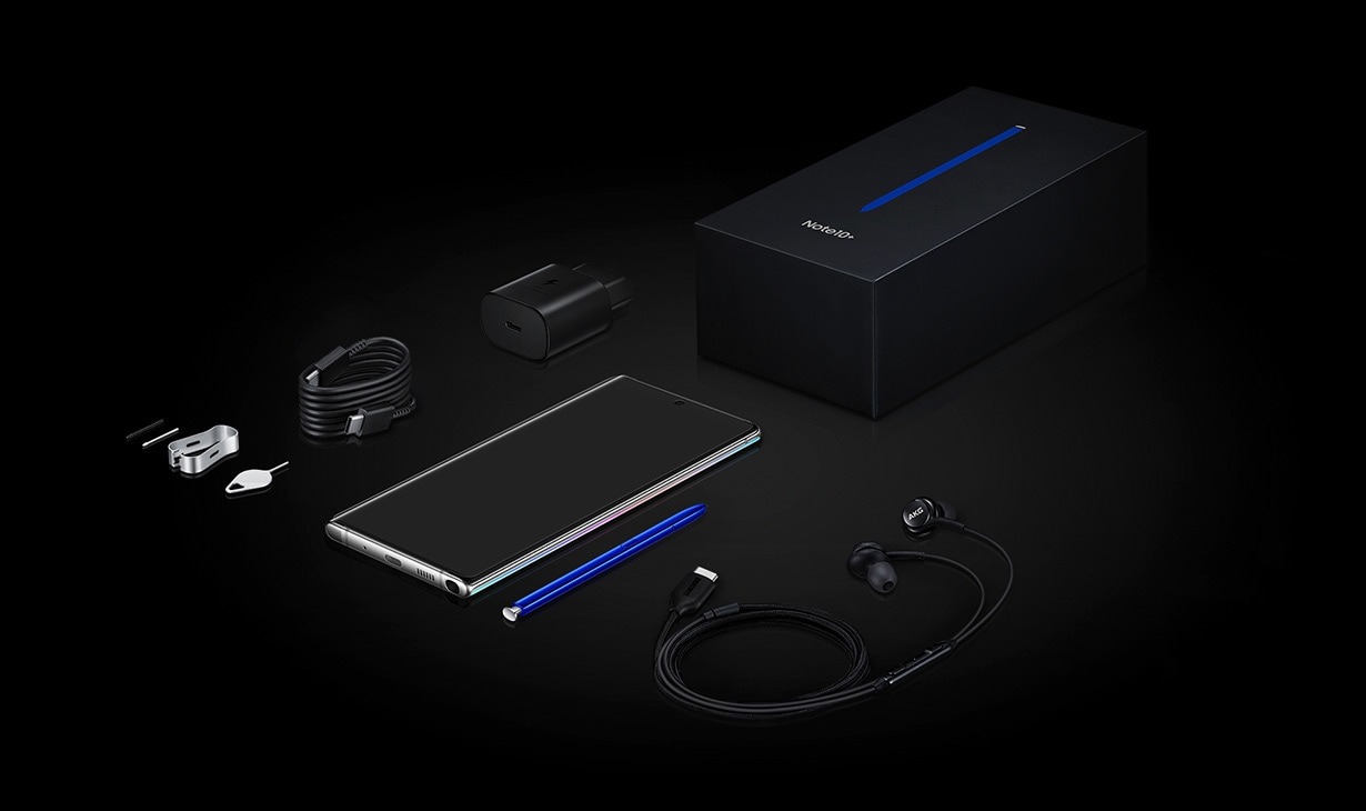 Das Zubehör im Lieferumfang des Galaxy Note10 und Note10 Plus ist zu sehen: der S Pen, das Datenkabel, der Ladeadapter, das Steckplatzwerkzeug, USB Type-C Kopfhörer tuned by AKG und Ersatzspitzen für den S Pen