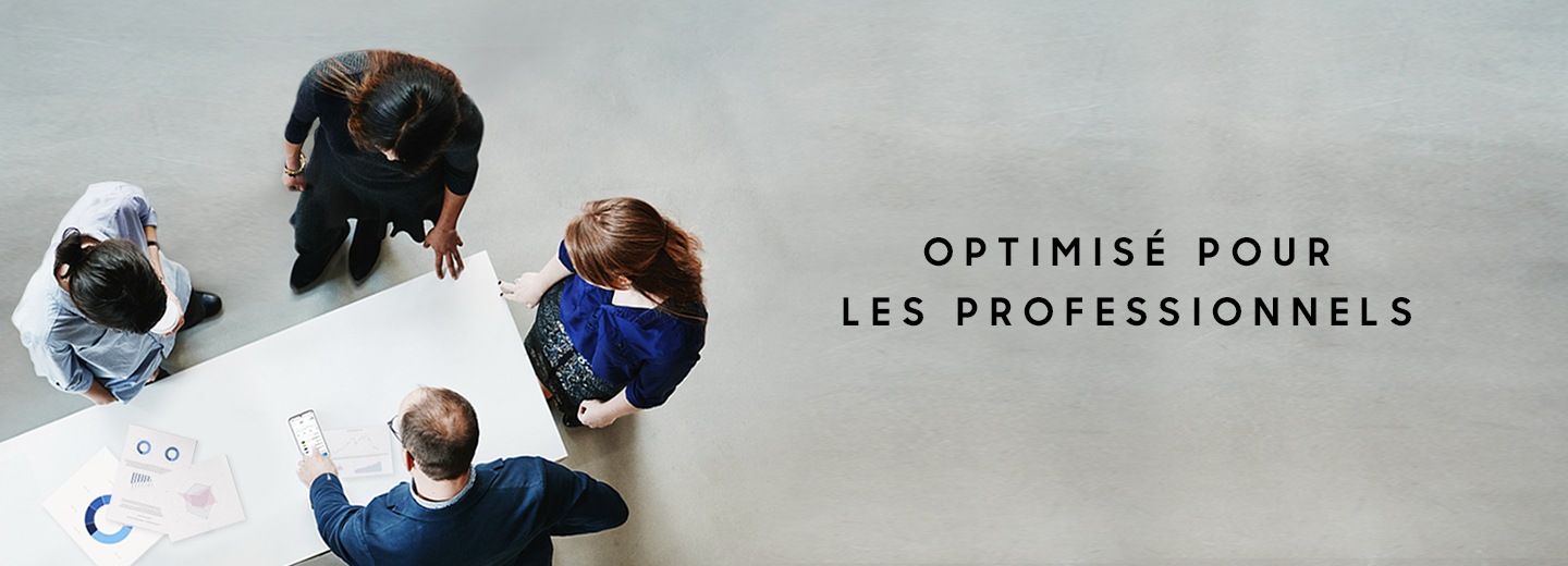 Quatre personnes debout autour d’une table sur laquelle sont posés des graphiques avec un homme pointant du doigt l’écran du Galaxy S20 Ultra 5G avec la mention « Optimisé pour les professionnels »
