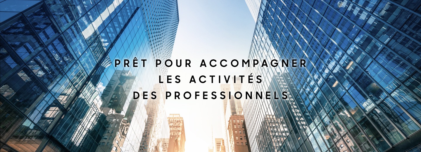 Photo de ciel entre des gratte-ciel en verre avec en surimpression le texte « Prêt pour accompagner les activités des professionnels »