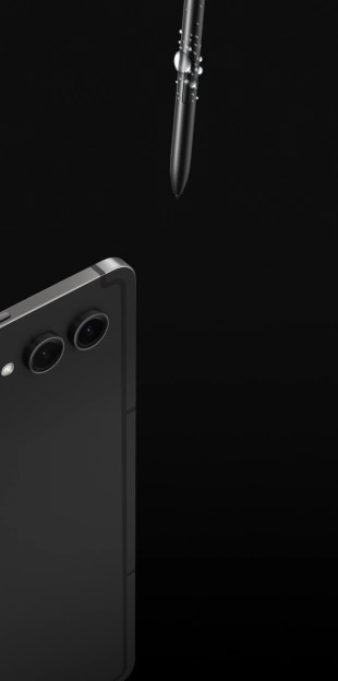 Aparece un dispositivo de la serie Galaxy Tab S9 en Grafito desde la izquierda y un S Pen desde la parte superior. Se salpica agua y polvo sobre ellos para resaltar su resistencia.