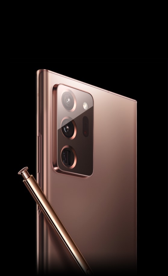 La mitad inferior del S Pen en bronce se revela desde un fondo negro y gira a medida que aparece el Galaxy Note20 Ultra en bronce místico. Ambos elementos continúan girando hasta que el Galaxy Note20 Ultra se muestra desde la parte posterior en un ángulo de tres cuartos y el S Pen en bronce se apoya sobre la parte posterior del teléfono.
