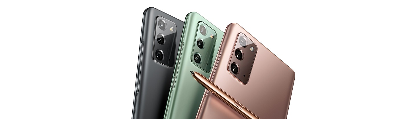 Drei Galaxy Note20 Smartphones in Mystic Gray, Mystic Green und Mystic Bronze. Ein farblich passender S Pen ist an das Galaxy Note20 in Mystic Bronze angelehnt.