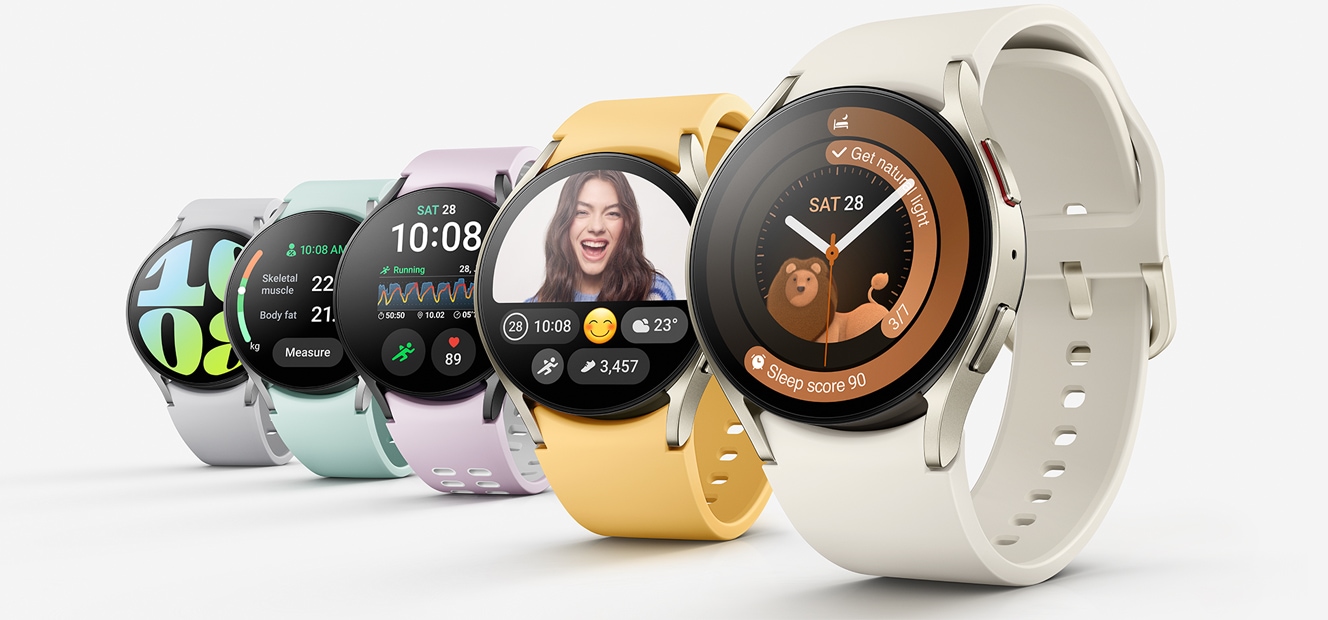يمكن رؤية خمسة من Galaxy Watch6 في خط قطري. تعرض الخمسة تصميمات مختلفة للشاشة الرئيسية مع سيور ساعات مختلفة متصلة.