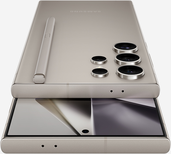 هاتفا Galaxy S24 Ultra بلون رمادي تيتانيوم، أحدهما معروض من الخلف، ويعلوه قلم S Pen المثبت، والآخر معروض من الأمام.