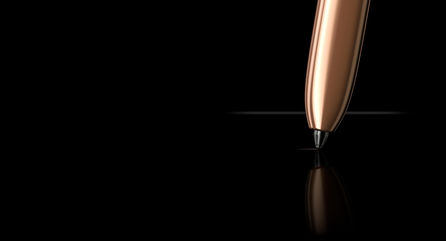 Primer plano extremo de la parte inferior del S Pen de color bronce, que muestra su punta precisa. Hay una raya de color bronce siguiendo la punta.