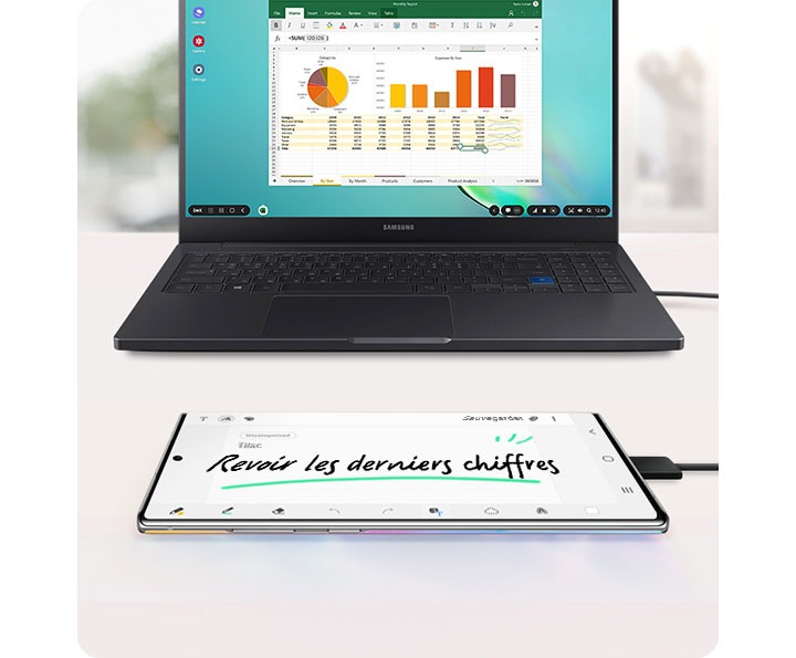 Un ordinateur portable Samsung affichant un tableur et des graphiques à l’écran, et un Galaxy Note 10+ connecté à l’aide d’un câble USB avec la mention Screen off à l’écran.
