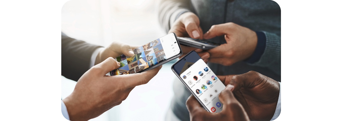 Trois hommes tenant des téléphones Galaxy S20 Ultra, un avec l'interface Quick Share à l'écran et un autre avec la galerie à l'écran.