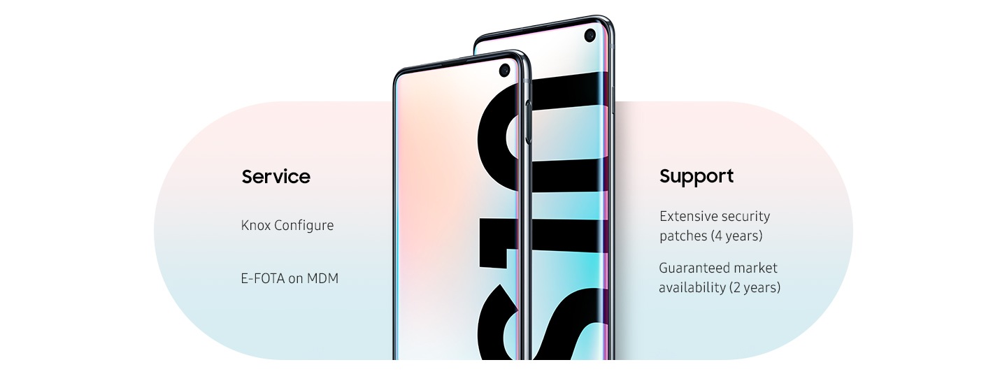 Galaxy S10e stoji ispred Galaxy S10, oba gledana sa strane gumba za uključivanje. Oba imaju prizmatični S10 grafički prikaz na zaslonu. Na Galaxy S10e strani je tekst "Service, Knox Configure i E-FOTA". Na Galaxy S10 strani je tekst koji kaže "Podrška, zajamčena dostupnost tržišta (2 godine) i opsežne sigurnosne zakrpe (4 godine)
