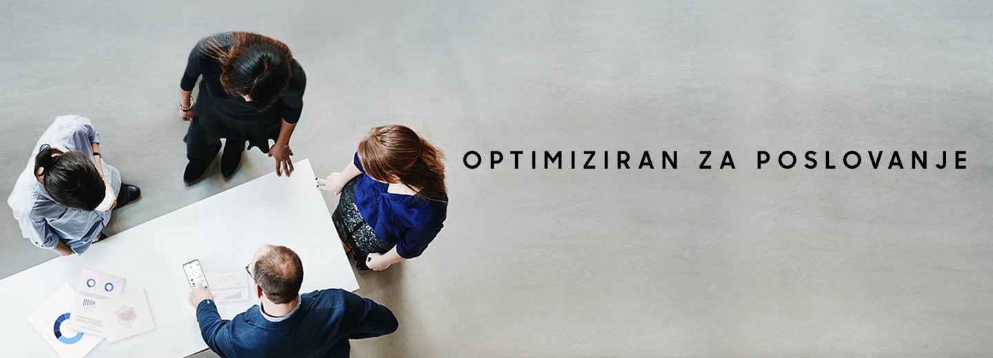 Četiri osobe sjede za stolom s grafikonima, dok muškarac pokazuje na zaslon Galaxy S20 Ultra uređaja i tekst Optimiziran za poslovanje