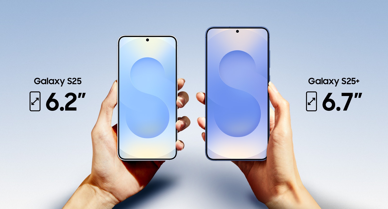 יד מחזיקה את ה- Galaxy S25 במבט קדמי עם גודל תצוגה של 6.2 אינצ'. יד נוספת מחזיקה את ה Galaxy S25+ במבט קדמי עם גודל תצוגה של 6.7 אינצ'.