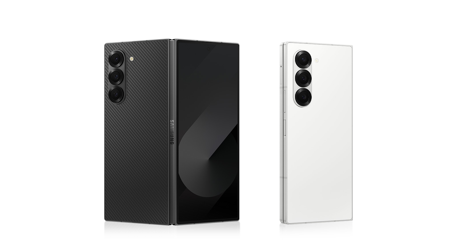 دوو ئامێری Galaxy Z Fold6. ئامێرێکیان بە ڕەنگی ڕەشی دەستکرد کراوەیە و لە دواوە دەبینرێت. ئامێرەکەی تریان بە ڕەنگی سپی نووشتاوەیە و لە دواوە دەبینرێت.