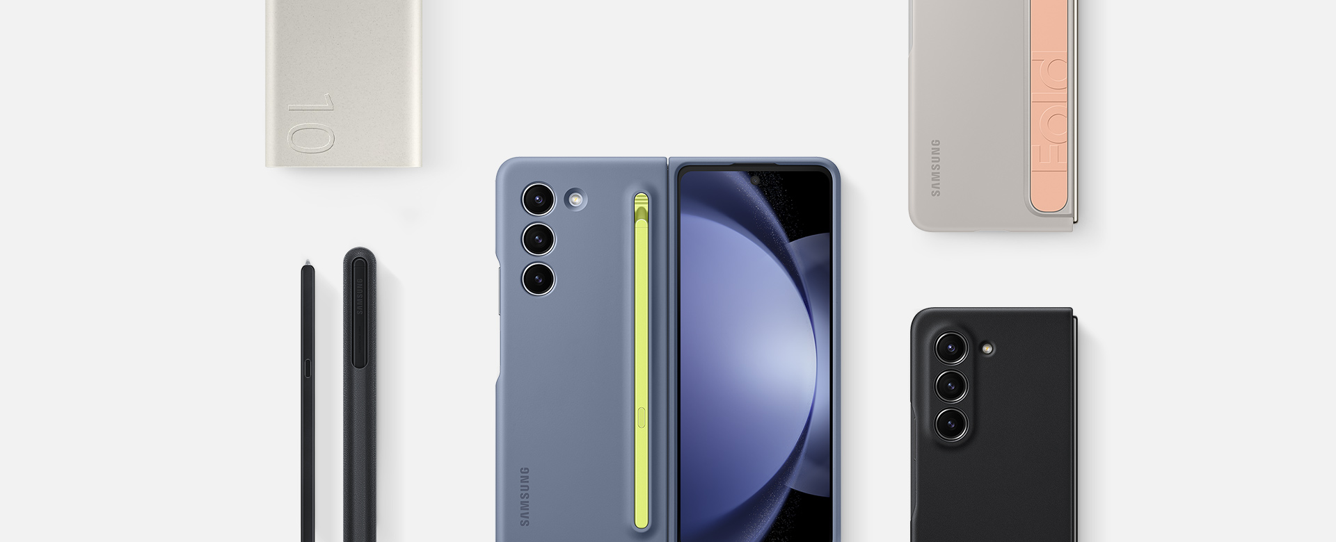 نمای بالا از لوازم جانبی Galaxy Z Fold5: بسته باتری، S Pen Fold Edition برای Galaxy Z Fold5 و سه دستگاه با قاب نصب شده شامل قاب باریک S Pen به رنگ آبی یخی، قاب ایستاده بنددار به رنگ شنی و قاب اکو-چرم به رنگ مشکی.