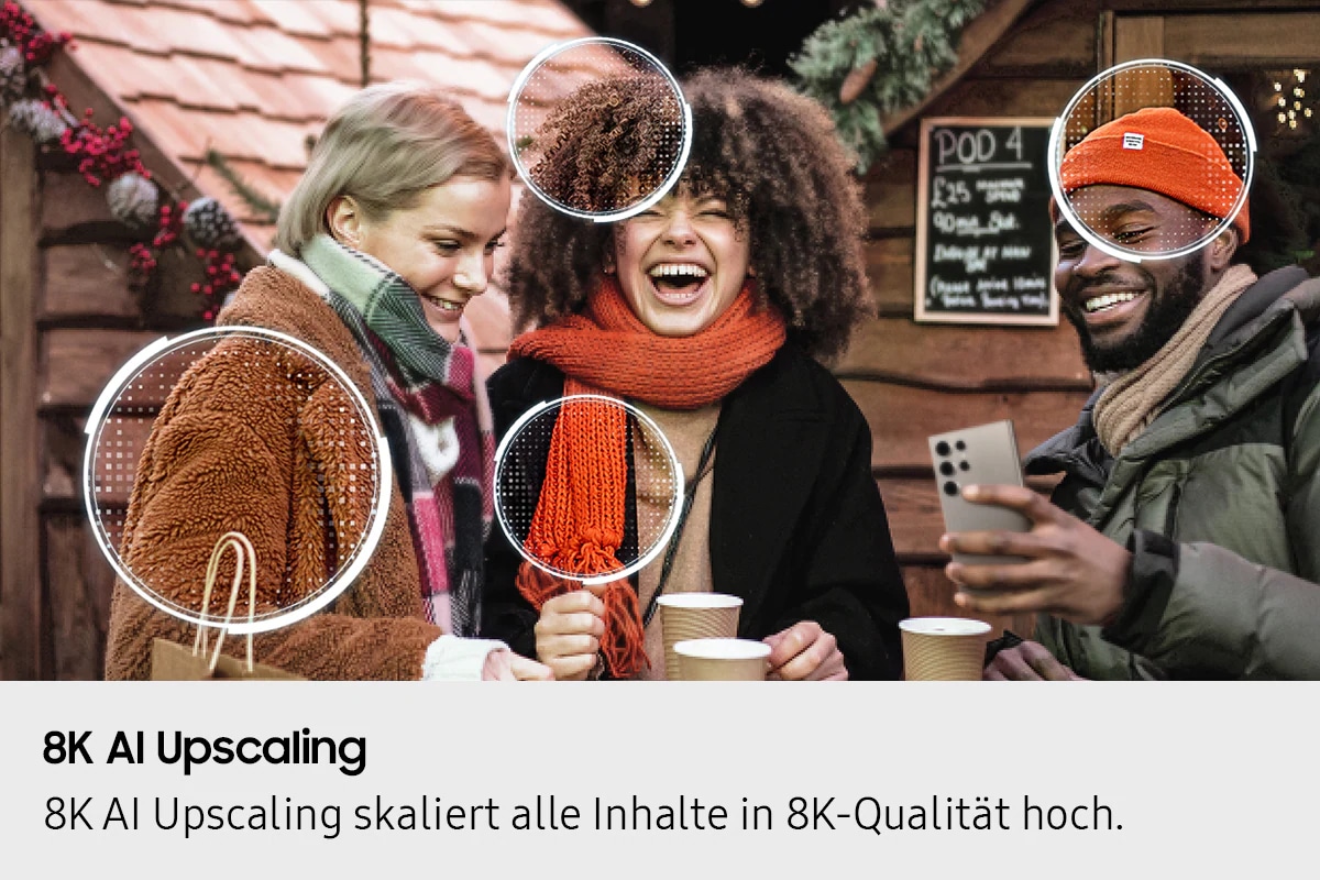 Eine leicht körnige Szene, in der drei Personen draußen lachen. Der Samsung NQ8 AI Gen2 Prozessor erscheint auf dem Bildschirm. Er erkennt mehrere verschiedene Punkte auf dem Bildschirm und verbessert sie. Anschließend optimiert er den gesamten Bildschirm, sodass die Szene dank Mini-LED scharf und detailreich erscheint.