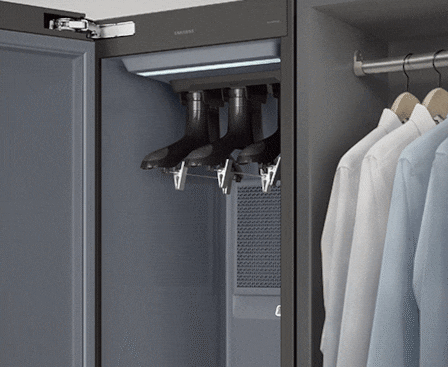 The Glass Touch Control of the AirDresser door has no control knob, so it’s easy to clean.