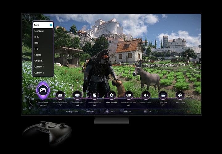 جهاز Samsung TV المزوّد بوحدة تحكم يعرض لعبة Crimson Desert على الشاشة ويظهر شريط Game Bar. يتم تمييز أيقونة نوع اللعبة وعلامة التبويب تلقائي.