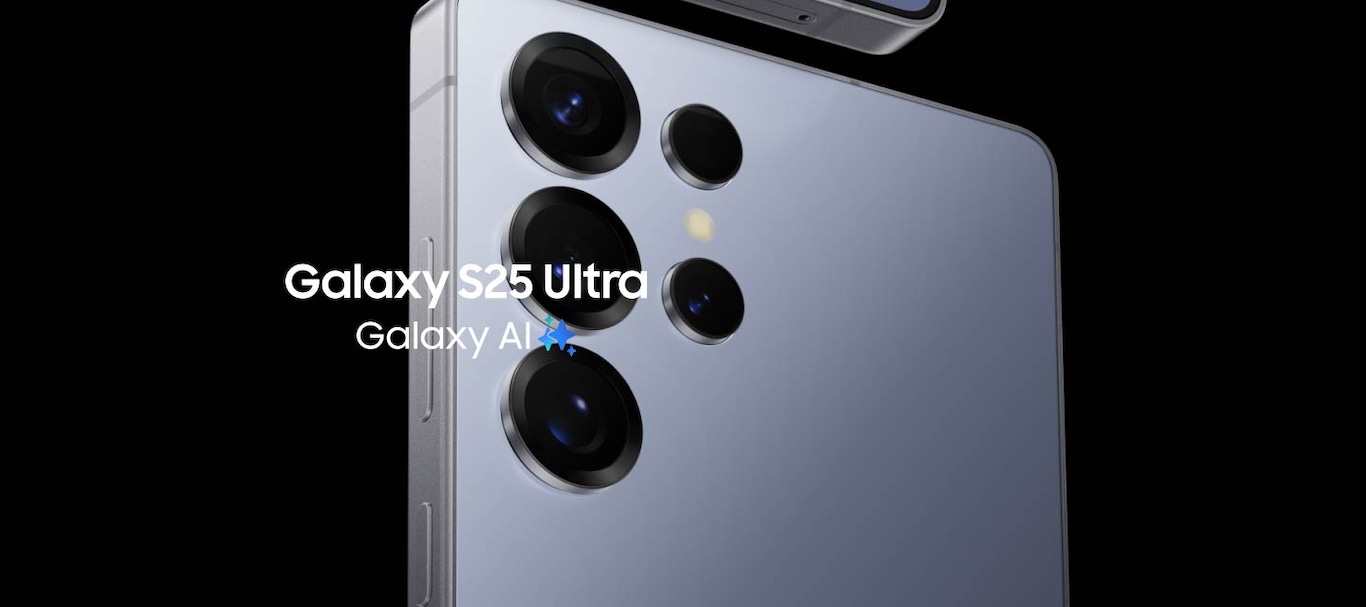 يظهر هاتفان طراز Galaxy S25 Ultra بلون أزرق سماوي تيتانيوم، وهما ينزلقان أحدهما فوق الآخر، ويظهر أحدهما من الجهة الخلفية، والآخر من الجهة الأمامية. يعرض هاتف Galaxy S25 Ultra من الجهة الأمامية إشعار Now Brief مع عبارة تقول ترجمتها \"تعرَّف على أبرز الأحداث اليوم\". ويظهر هاتف Galaxy S25 Ultra من الجهة الخلفية وفوقه قلم S Pen. تقنية Galaxy AI.