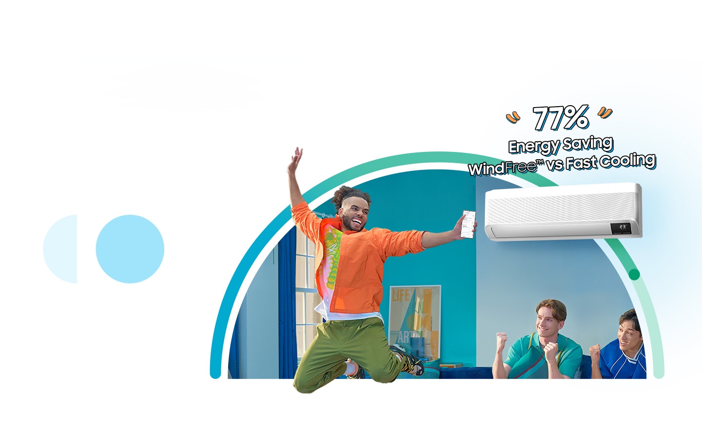 يقفز رجل من الفرحة، وخلفه أصدقاؤه يحتفلون بتوفير 77% من الطاقة مع وضع Windfree مقارنةً بوضع التبريد السريع.