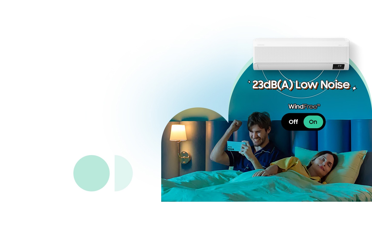 ' رجل يستخدم هاتفه في السرير بينما تستغرق السيدة في النوم. يتم تفعيل وضع Windfree، مع تشغيل الضوضاء المنخفضة 23 ديسيبل (معدَّل) عبر 23000 فتحة هواء مُصغّرة.