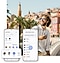 في مقدمة الصورة، يتم تشغيل ميزة Quick Share على شاشتي هاتف ذكي. تعرض الشاشة اليسرى عبارة "المشاركة مع جهات الاتصال"، وتظهر أيقونات لأشخاص مختلفين في جهات الاتصال. تعرض الشاشة اليمنى عبارة "تحديد أشخاص للمشاركة" في الأعلى، ويتبع ذلك قائمة جهات اتصال للاختيار من بينها. في خلفية الصورة، يظهر رجل يبتسم وهو يرتدي نظارة شمسية وينظر إلى الأعلى، وفي يده هاتف ذكي.