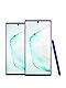 لقطة أمامية لجهاز Galaxy Note10 وهو في وضع قائم، وإلى جانبه قلم S Pen، وهو يميل عليه.