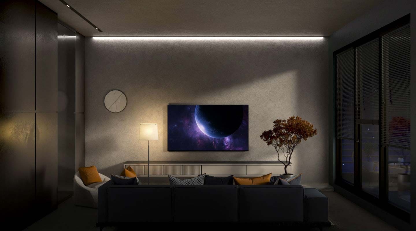 في غرفة للمعيشة، يظهر جهاز TV معلقاً على الحائط. يزيد حجم جهاز TV تدريجياً من 65 إلى 75 إلى 85 إلى 98 بوصة. يتحول المشهد ليكشف عن جهاز TV مركَّب في غرفة ممارسة ألعاب ذات إضاءة معتمة، حيث تعرض الشاشة مشهداً داخل لعبة. يتحول المكان من جديد إلى غرفة مملوءة بمعدات التمرين، ويظهر جهاز TV مقاس 98 بوصة معلقاً على الحائط. وأخيراً، يتحول المشهد مرةً أخرى ليظهر جهاز TV مقاس 98 بوصة معلقاً على حائط في بيئة تشبه غرفة معيشة.