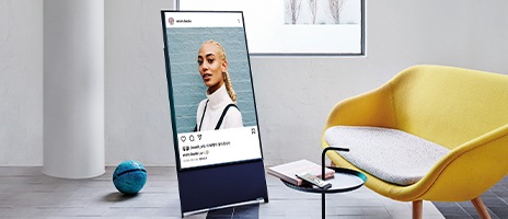 يعرض جهاز TV صورة من موقع Instagram على شاشته في الوضع العمودي.