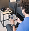 Un homme regarde une tablette