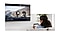 Une femme regarde une série sur la TV en utilisant le clavier de son smartphone Galaxy pour taper.