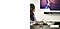 Une femme est en train de dîner ; l’assistant vocal Google Alexa intégré à sa barre de son lance sa playlist spéciale dîner