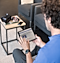 Un homme regarde une tablette