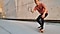 Un jeune homme sur un skateboard tient un cadre et la vidéo se répète en boucle à l’intérieur du cadre