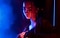 Une femme aux mains illuminées dans un environnement brumeux.