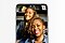 Selfie d’une maman et de sa fille adolescente affiché à l’écran d’un Galaxy S20 ; elles sont chez elles, vêtues de vestes en jean assorties.