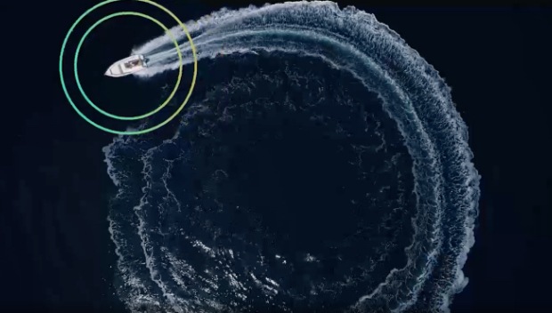 Une vue panoramique aérienne d’un bateau en pleine mer. Une animation est superposée au bateau pour illustrer la technologie Object Tracking Sound Plus, qui permet au son du bateau de suivre le bateau.