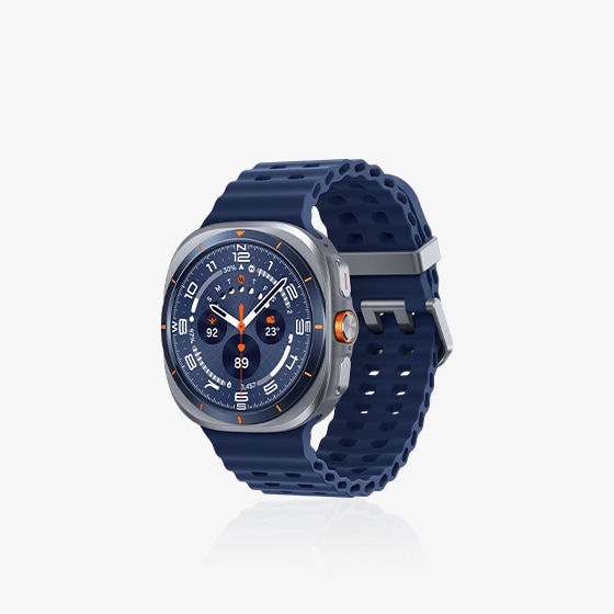 Um Galaxy Watch Ultra de cor azul titânio, visto de frente.