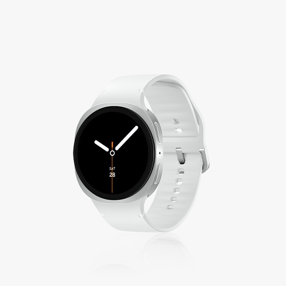 Galaxy Watch8 ligado a uma Sport Band em Branco, com fivela e formando um círculo fechado. O mostrador do relógio está ligeiramente inclinado para a esquerda; vê-se o mostrador do relógio e a Sport Band.